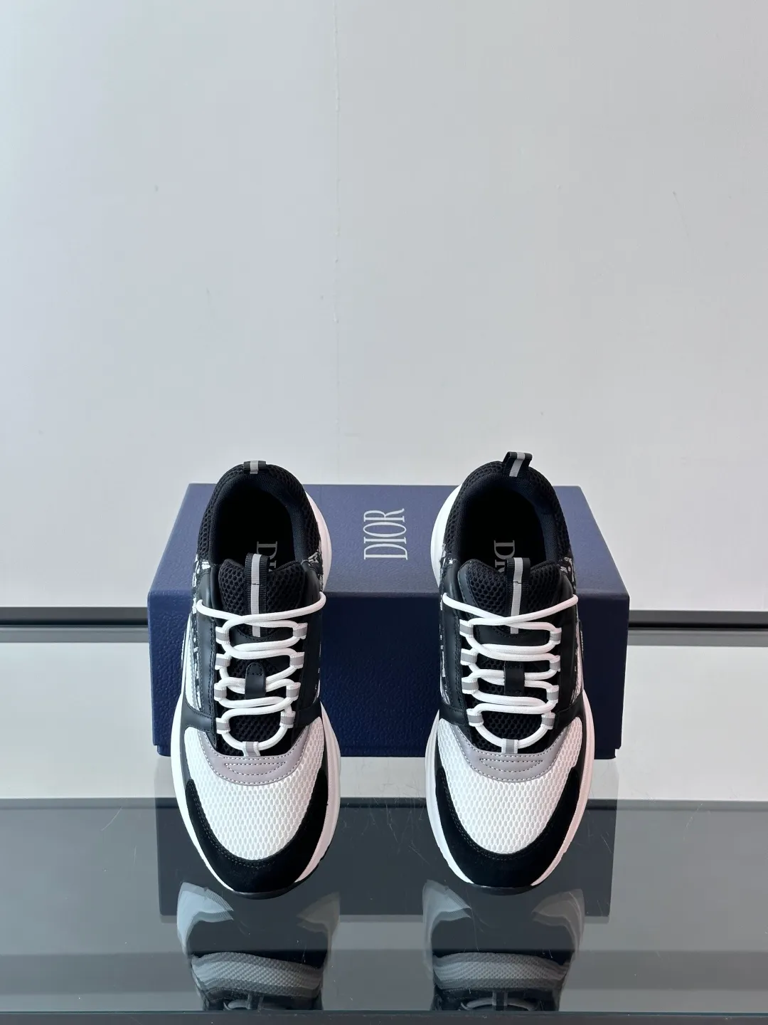 Factory price: 480💰 ◾️▫️Dior D®️ x 🆕 (high version) B22 men's jogging fashion sneakers, this single product draws inspiration from retro jogging shoes. It adopts a thick low-top design, with an upper made of black cow leather and mesh fabric, and a black and white engraved rubber sole. Black mesh fabric tongue and heel counters complement black laces, with an embossed "Di~r" logo embellishment on the side. These sneakers can be mixed and matched with a classic suit for a sporty chic look! Size: 39-45 (38, 46, 47 can be customized)